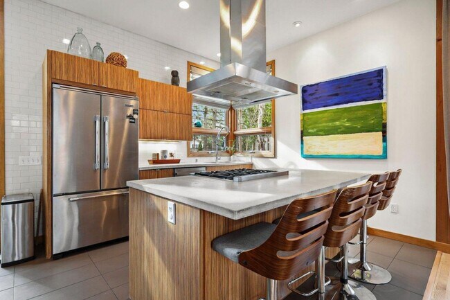 Building Photo - Mid-Century Home