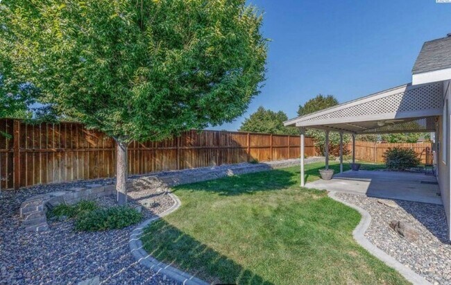 Building Photo - Stunning 3 Bedroom in West Pasco with RV Parking!!