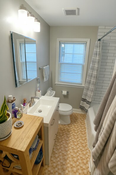 Bathroom - 3239 N 91st St