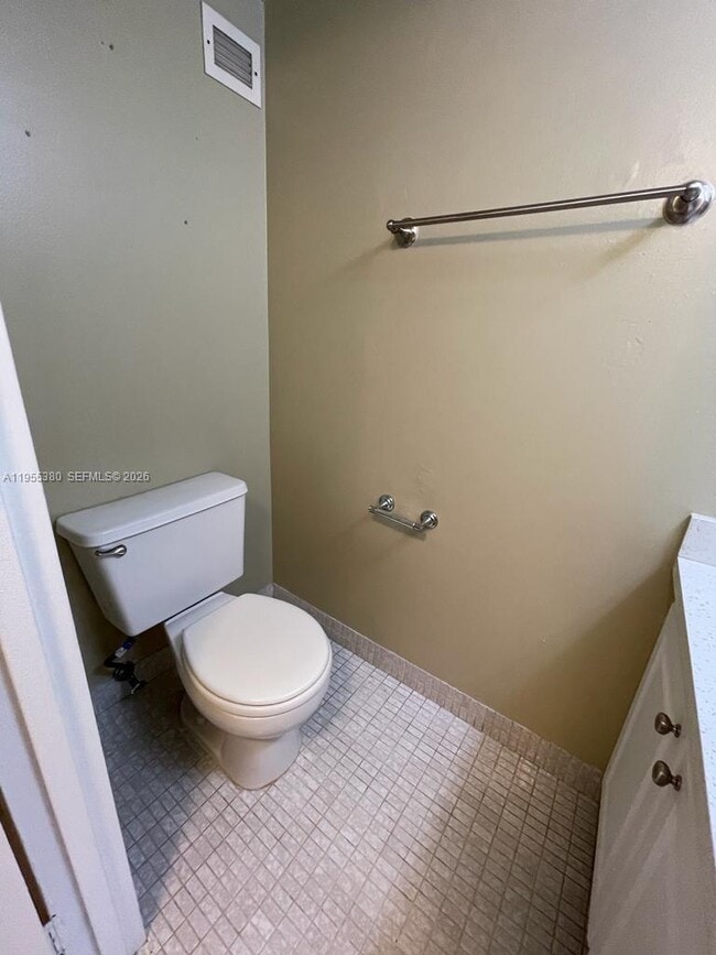 Building Photo - 1000 Parkview Dr