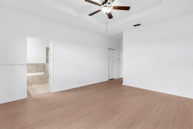 Building Photo - 9583 Town Parc Cir N