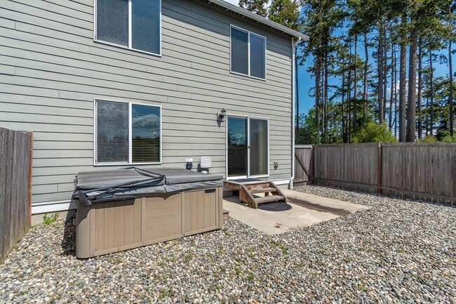 Building Photo - 3 Bedroom, 2.5 Bath Island Place Townhome