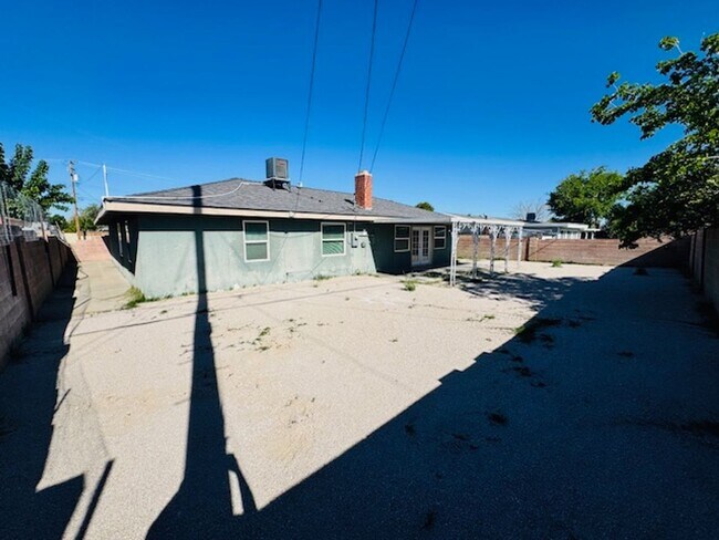 Building Photo - Gorgeous Remodeled 4+2 - $3100