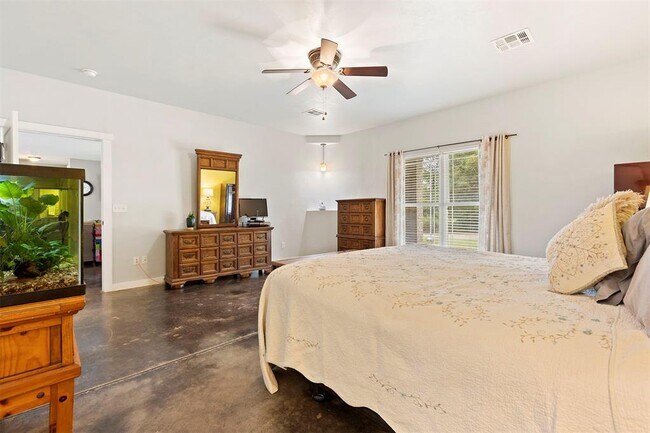 Building Photo - 421 Sweetbough St