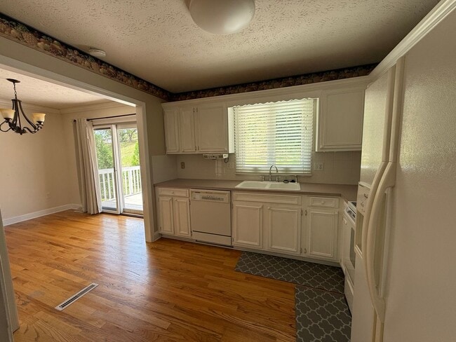 Building Photo - 3-4 bedroom 2 bath split foyer for rent