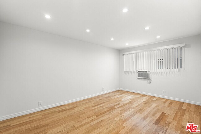 Building Photo - 1037 N La Jolla Ave
