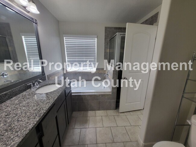 Building Photo - 998 S 960 E