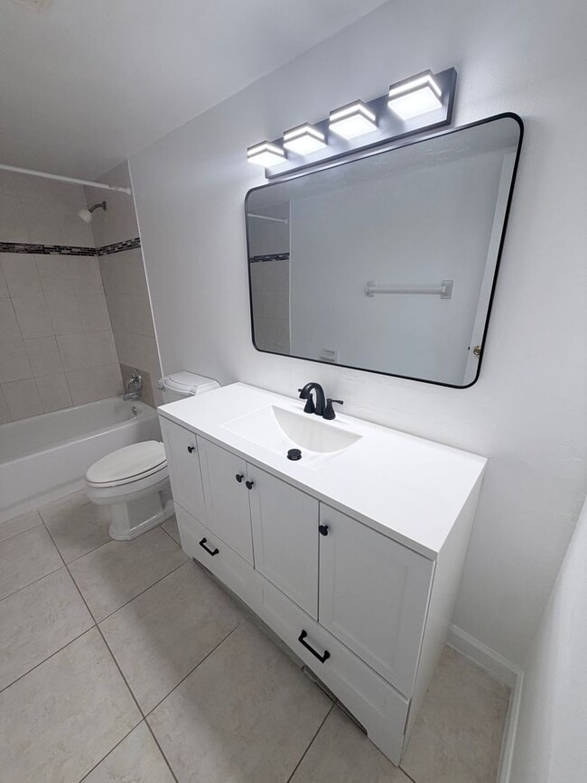 Building Photo - Two bedroom & Two bathroom Condo with balcony and laundry facilities