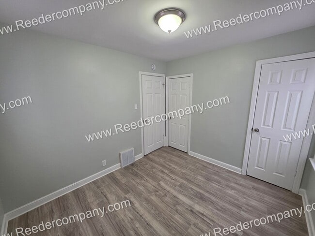 Building Photo - Large 4 bedroom 2 bathroom house