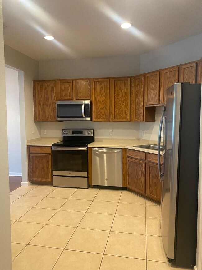 Building Photo - Baldwin Park: Gorgeous 2nd Floor Condo wit...