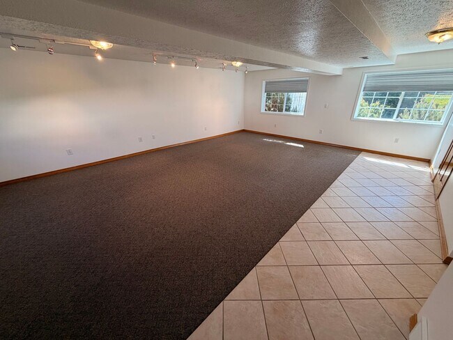 Building Photo - Spacious 3 Bed, 2.5 Bath House in Spokane Valley!