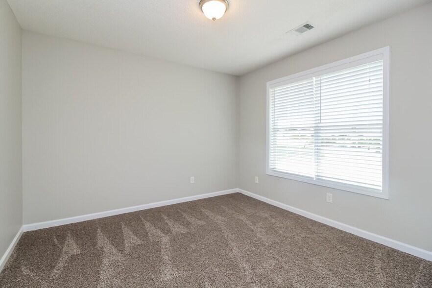 Building Photo - 1331 Vine Cir