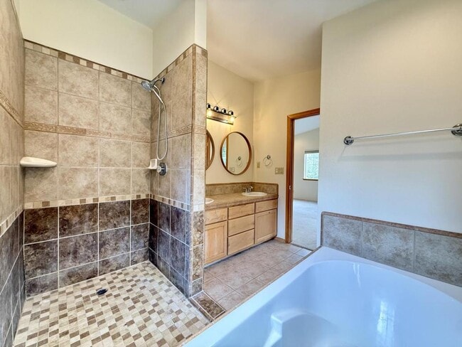 Building Photo - 300 Colonial Dr