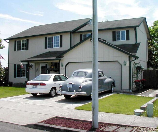 Primary Photo - Wonderful 2 Story 3 Bed 2.5 Bath Home in F...