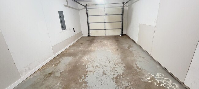 Oversized 1-car garage - 5205 N Montclair Ave