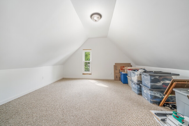 Building Photo - 1436 W Prospect Ave