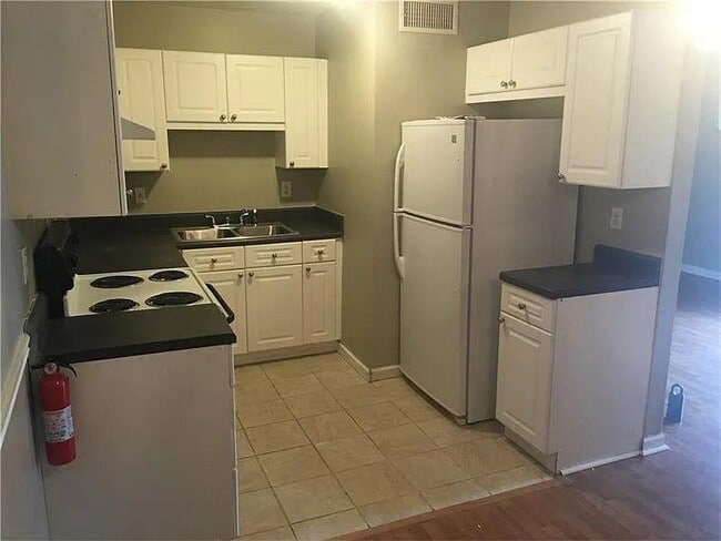 Building Photo - 3595 Woodbriar Cir