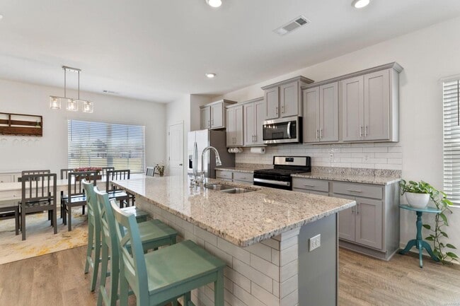 Building Photo - 6321 Town Ln
