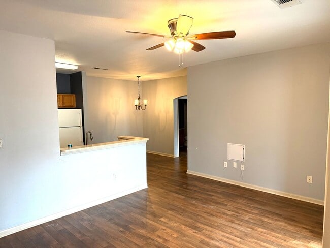 Building Photo - One Bedroom Condo with Garage