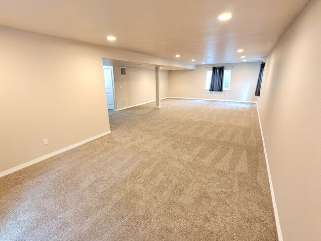 Building Photo - 5 Bedroom Three Bathroom Single Family Home in Monument