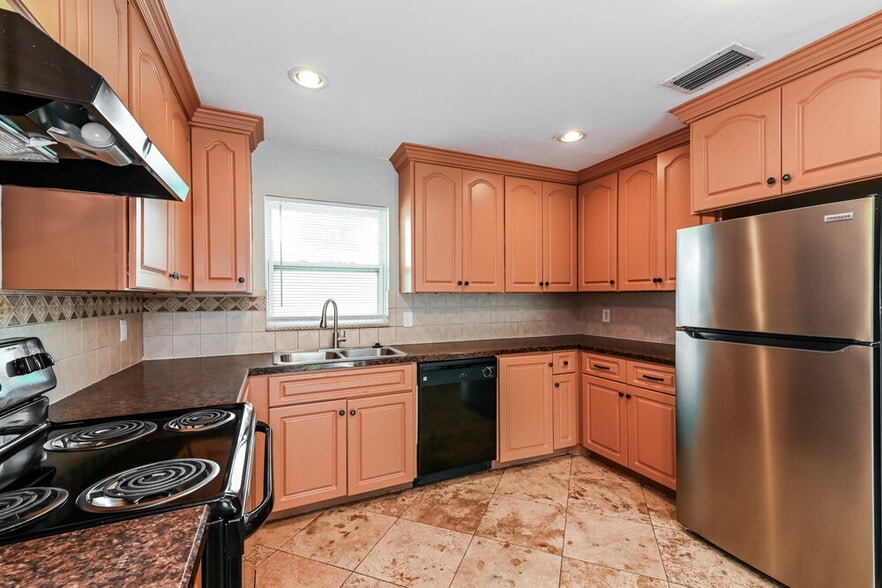 Building Photo - 5595 Sunrise Dr