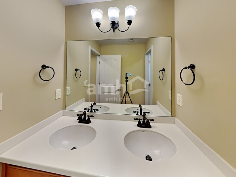 Building Photo - 103 Oakwind Pky