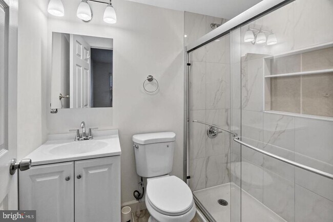 Building Photo - 7400 Lakeview Dr