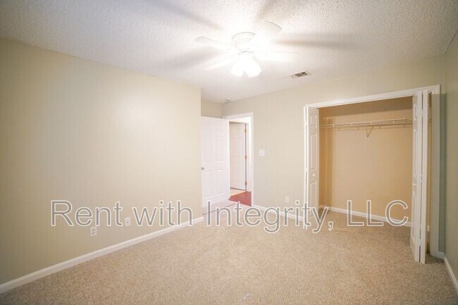 Building Photo - 1100 Greentree Ct