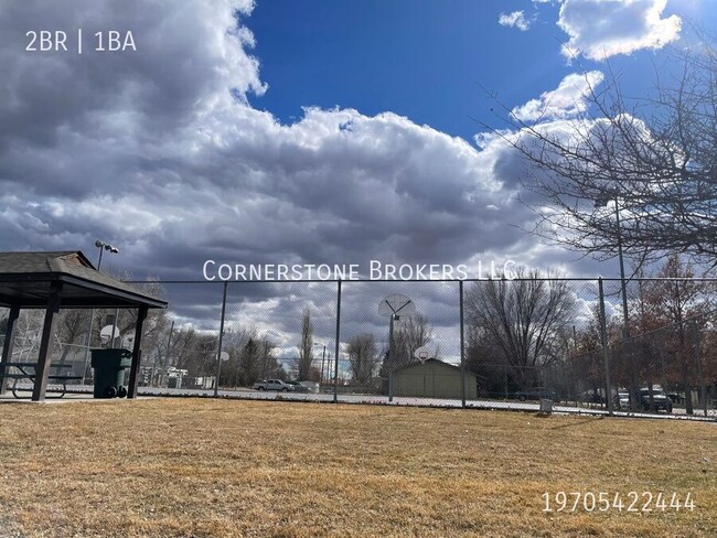 Building Photo - Newly remodeled apartment near Sunset base...