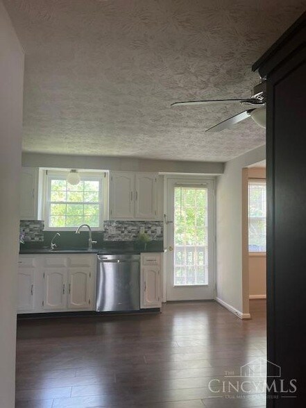 Building Photo - 8059 Hetz Dr