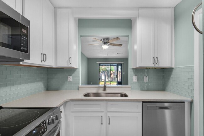 Building Photo - "Charming 2-Bed Townhouse Retreat in Fort ...