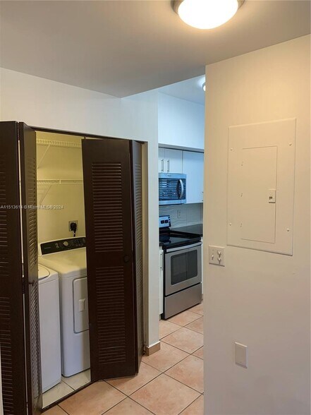 Building Photo - 8625 SW 152nd Ave