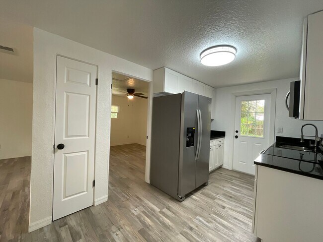 Building Photo - Beautifully Renovated 2/1 Duplex in Lake H...