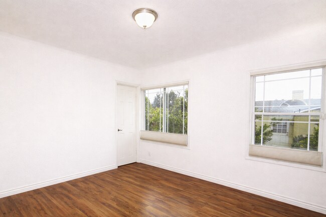 Building Photo - 3440 Oak Knoll Blvd