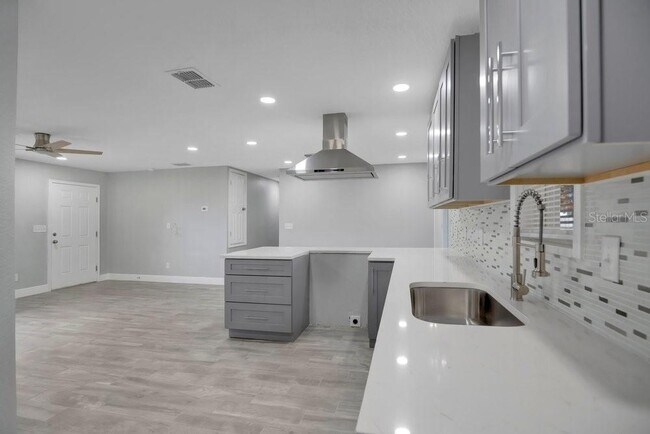 Building Photo - 2115 Messina Ave