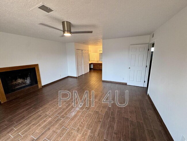 Building Photo - 10412 La Paz Dr