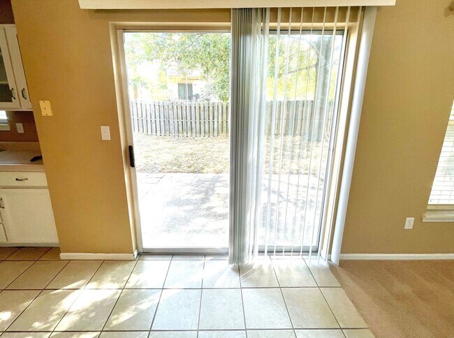 Building Photo - Spacious 3 Bedroom Home in South Columbia