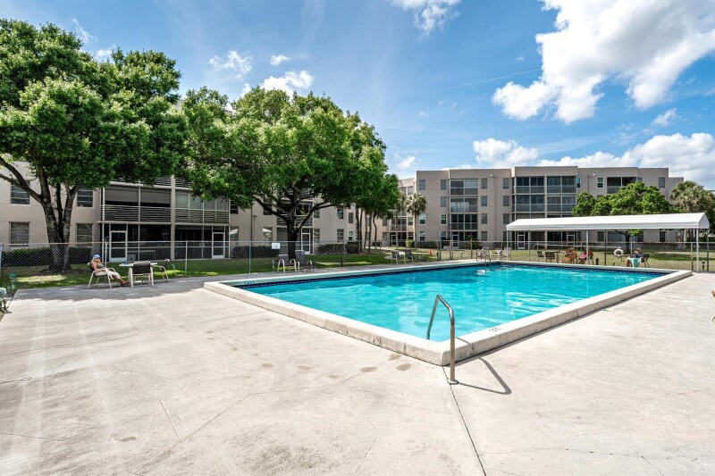 Building Photo - 1811 Sabal Palm Dr