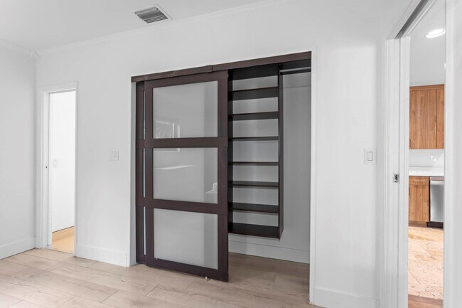 Building Photo - 715 NE 25th Ave