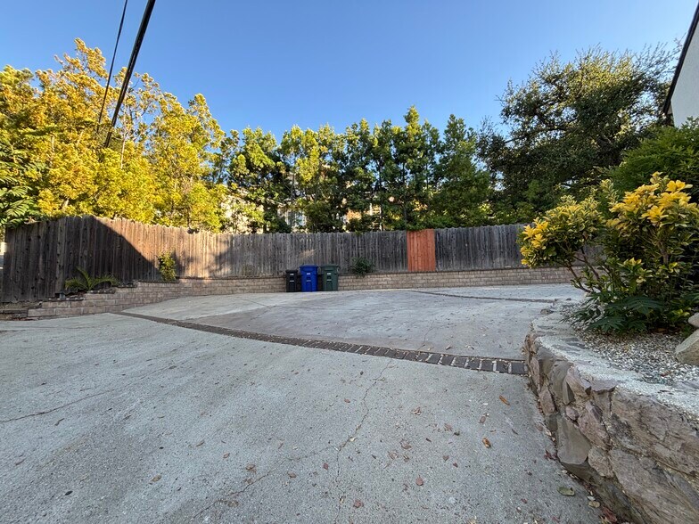 Building Photo - 457 S Ventu Park Rd