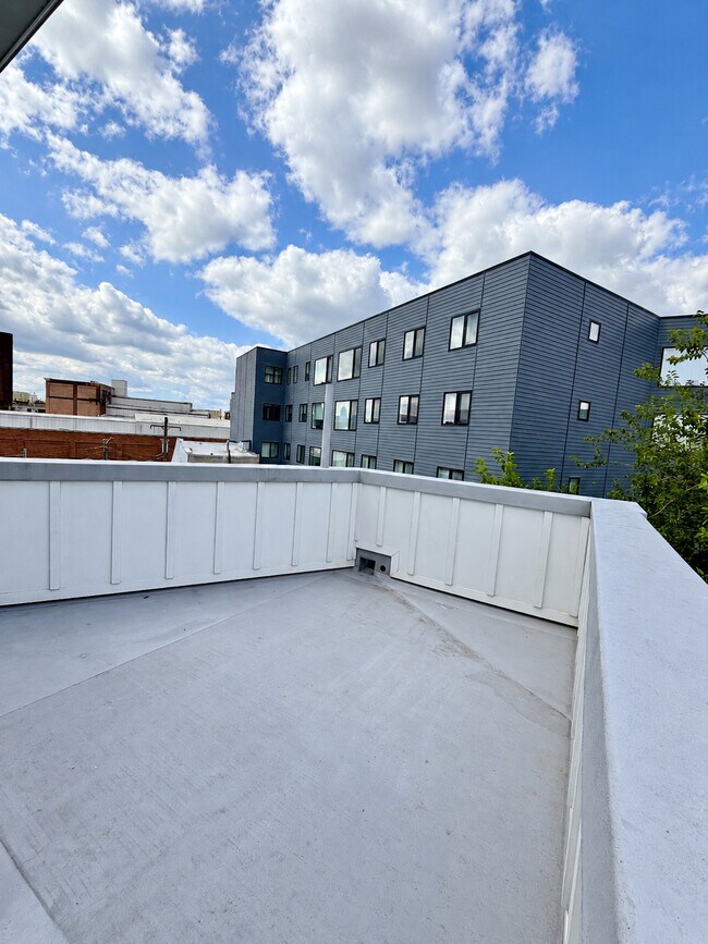 Building Photo - 117 E Allen St