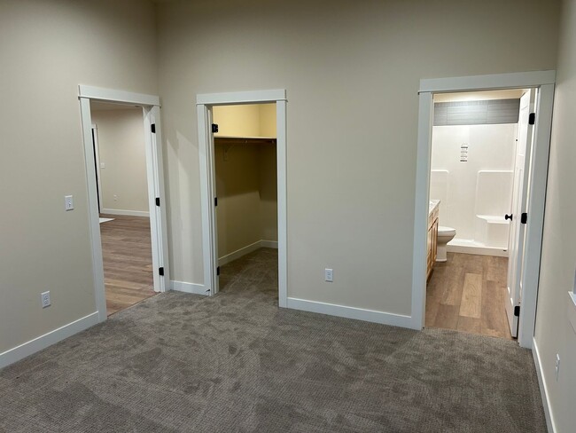 Building Photo - 2Br 2Full Baths and 2 walk in closets-privacy and space.