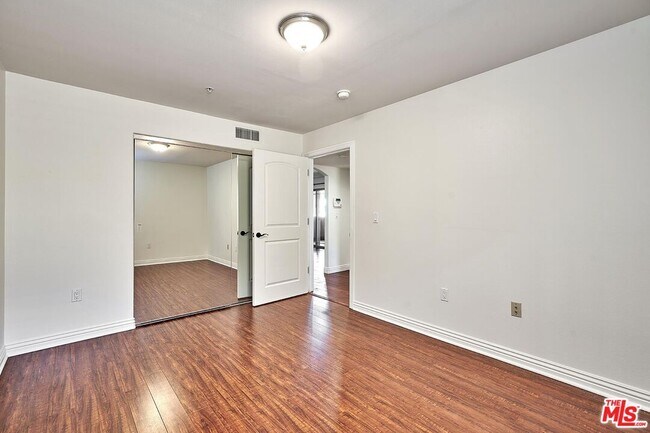 Building Photo - 4822 Elmwood Ave