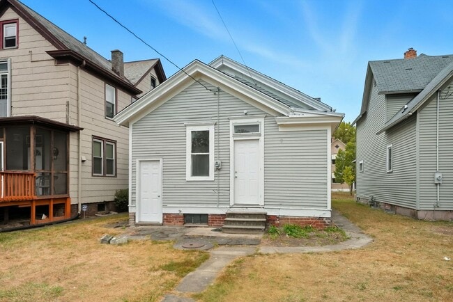 Building Photo - Move-In Ready with Bonus Storage Space!