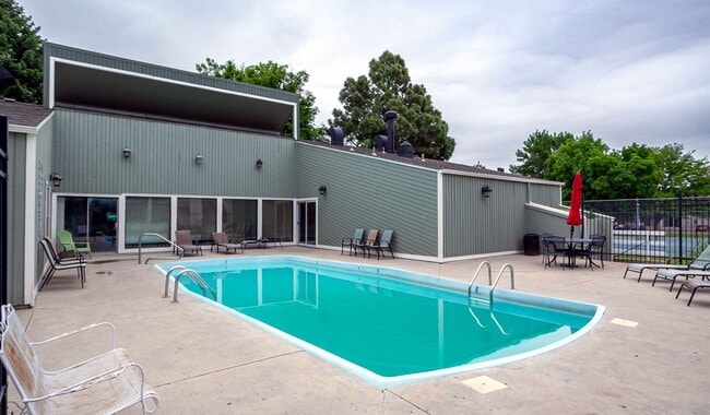 Building Photo - Beautiful Updated 2 Bed 1 Bath Condo by Fo...