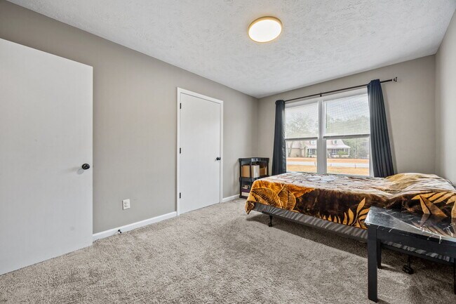 Building Photo - 38 Hallmark Dr