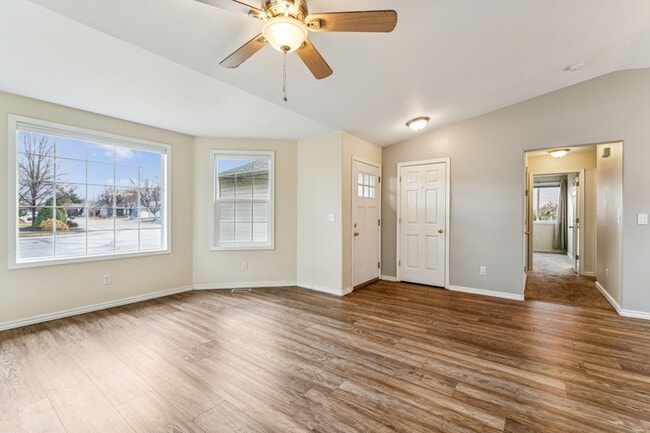 Building Photo - 2036 E Oakridge Ct