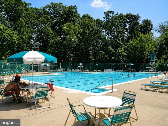 Building Photo - 1030 S Barton St