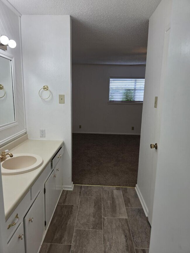 Building Photo - 3220 Tanglewood Ln