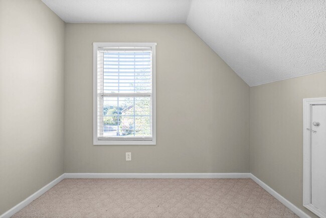 Building Photo - Pet Friendly Three Bedroom with Bonus!